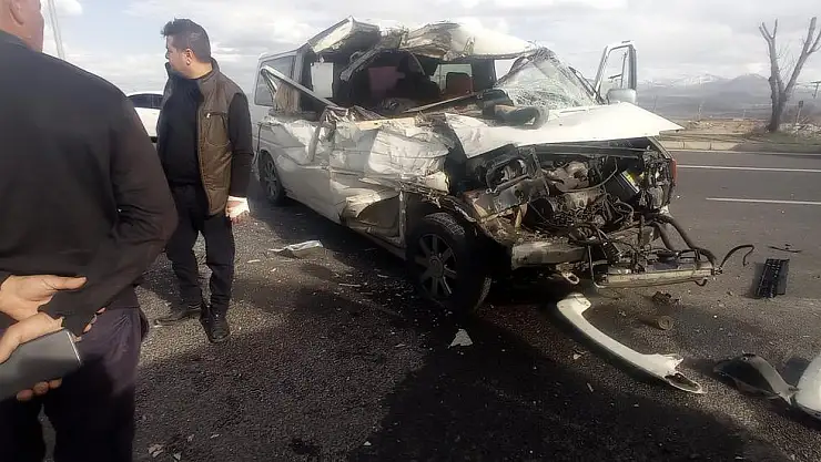 FECİ KAZA  3 YARALI