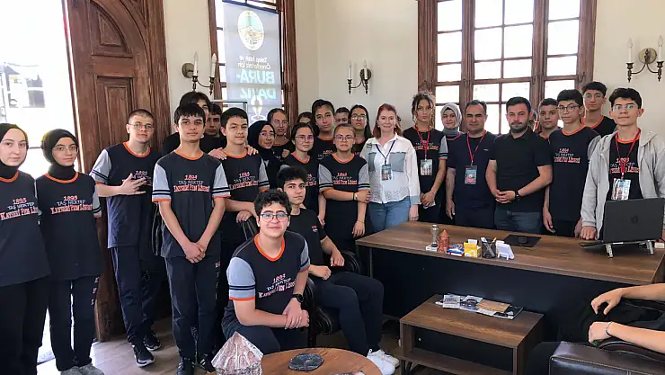 Fen lisesi öğrencileri saat kulesi'nde