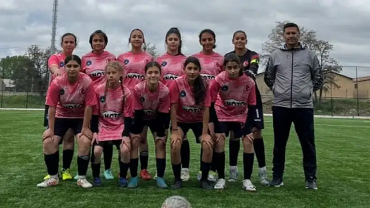 Gazioğlu Ortaokulu kız futbol takımı Türkiye Finallerine yükseldi