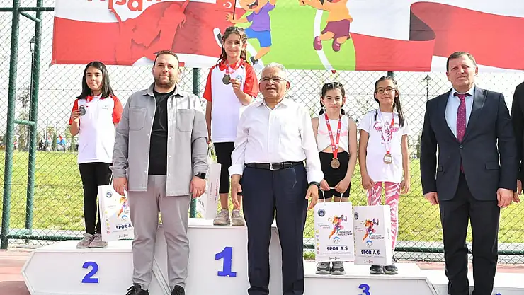 GELECEĞİN TENİSÇİLERİNE MADALYALARINI BAŞKAN BÜYÜKKILIÇ VERDİ