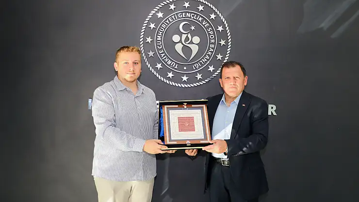 Genç Ahi'den Kayseri'ye sancak teslimi