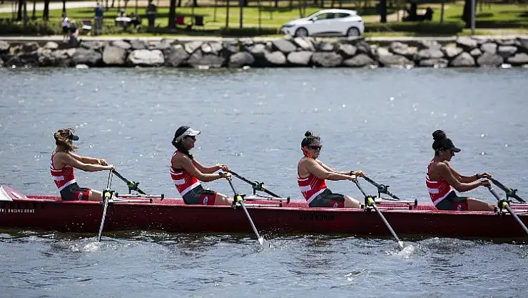 Haliç'te kürekler başarı için çekiliyor