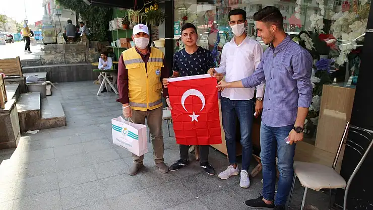 HALİLİYE BELEDİYESİ VATANDAŞLARA BAYRAK HEDİYE ETTİ