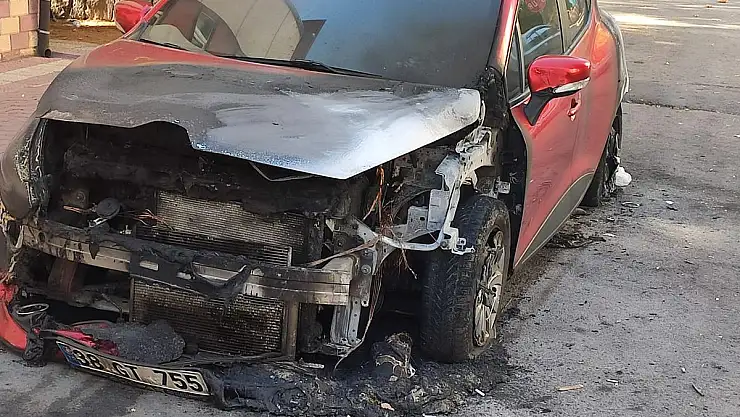 Husumetlisi'nin aracını yakarak kundakladı