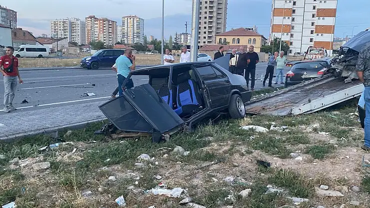 İki otomobilin çarpıştığı kazada 3 kişi yaralandı