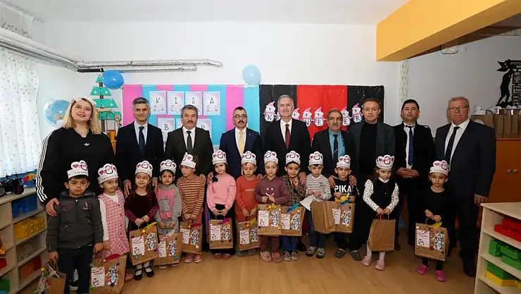 İnegöl'de öğrenciler karnelerini protokol üyelerinden aldı