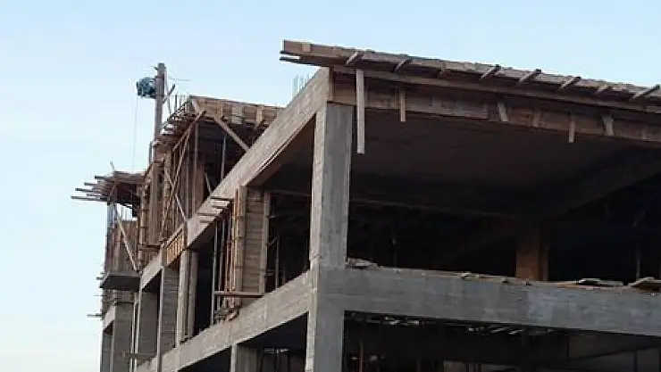 inşaattan düşen işçi yaralandı