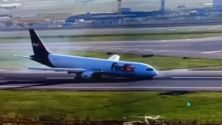 İstanbul Havalimanı'nda faciadan dönüldü! Kargo uçağı gövdesi üzerine iniş yaptı