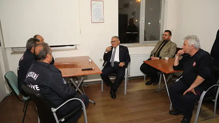 İTFAİYE TÜM CANLARI KURTARMAK İÇİN MÜCADELE EDİYOR