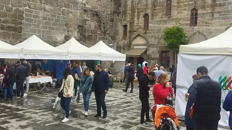 KADIN KOOPERATİFLERİ STAND AÇTI