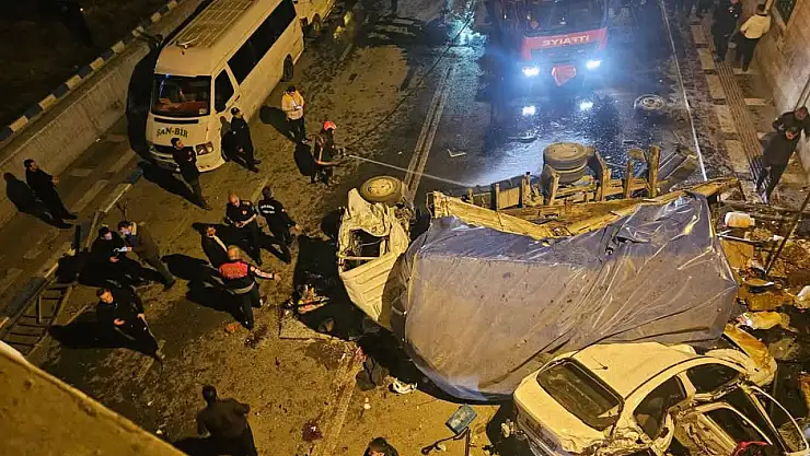 Kamyonun freni boşaldı: 3 ölü, 26 yaralı