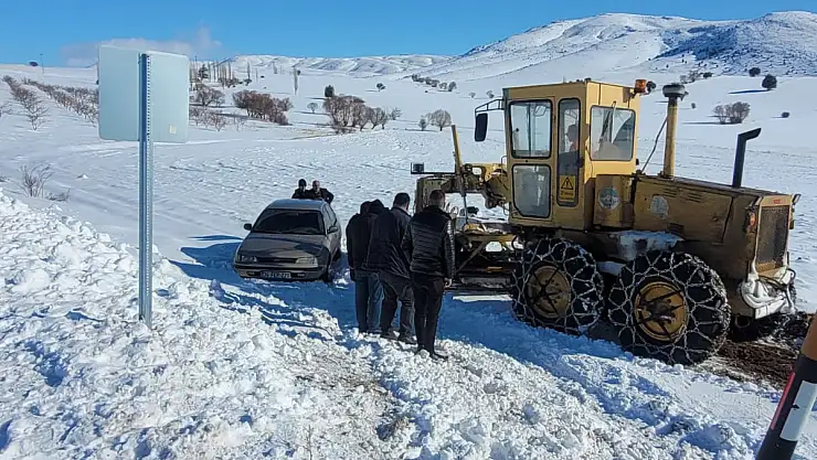 Kayseri Büyükşehir, tarlaya düşen aracı kurtardı