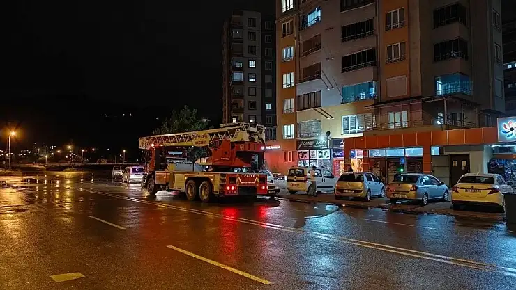 Kayseri'de 14 katlı binaya yıldırım düştü