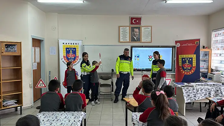 Kayseri'de 156 Öğrenciye uygulamalı trafik eğitimi