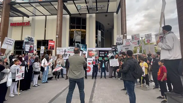 Kayseri'de bir gurup starbucks'ı protesto etti