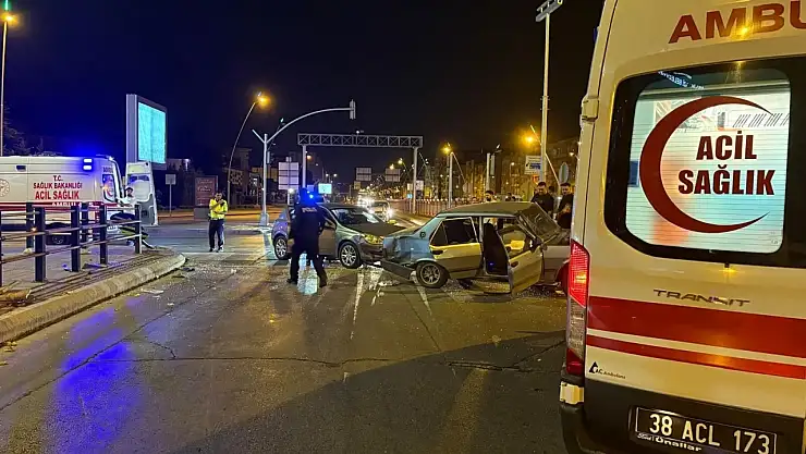 Kayseri'de feci kaza: Otomobil ortadan büküldü, 3 yaralı