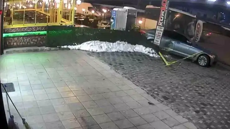 Kayseri'de işçi servisi, kırmızı ışıkta bekleyen araçlara çarptı