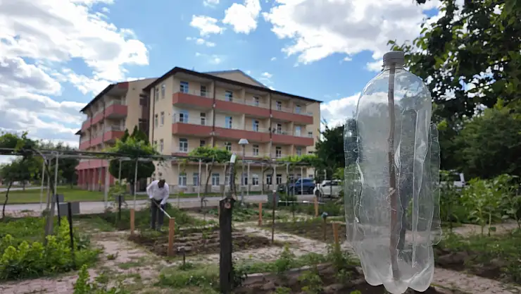 Kayseri Huzurevi'nde hobi bahçeleriyle terapi
