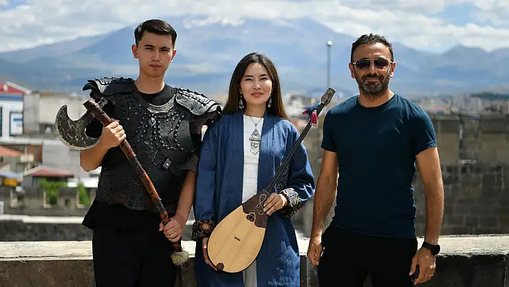 Kayseri Kalesi'nde Kazak sanatçılardan mini konser