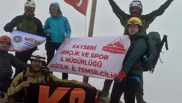 Kayserili Dağcılar Küçük Demirkazık zirvesinde