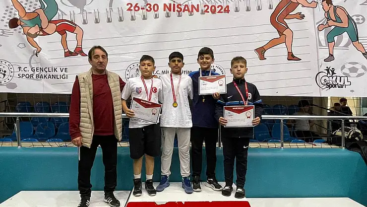 Kayserili güreşçiler takım halinde Türkiye ikincisi oldu