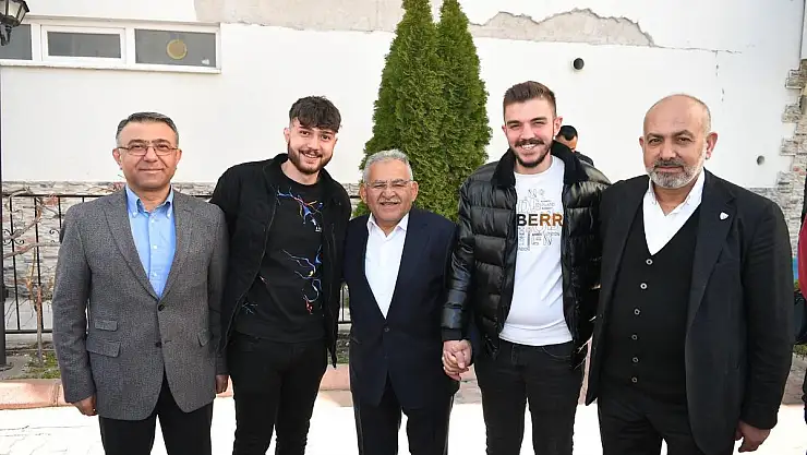 KAYSERİSPOR HEYETİ DEPREMZEDE AİLEYİ ZİYARET ETTİ