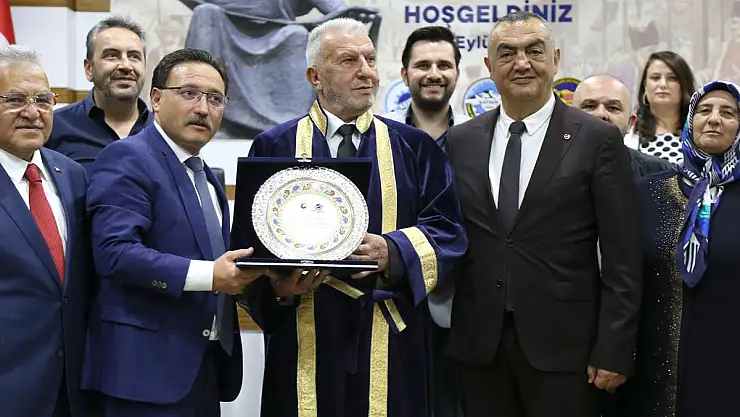 KAYSO`da Yılın Ahisi Necmettin Bakır'a Kaftan Giydirildi