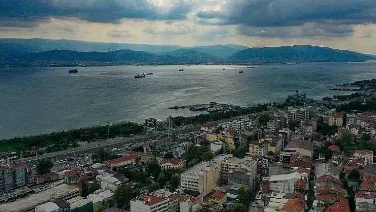Kırmızıya dönen İzmit Körfezi'nde inceleme