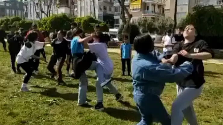 Kız öğrenciler saç saça baş başa kavga etti