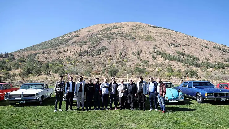 KLASİK OTOMOBİLLER ALİ DAĞI'NA ÇOK YAKIŞTI