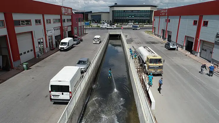 KOCASİNAN'DA KANALLAR DÜZENLİ OLARAK TEMİZLENİYOR