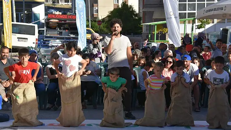 KOCASİNANLI ÇOCUKLAR, SOKAK  ŞENLİĞİYLE MUTLU OLUYOR