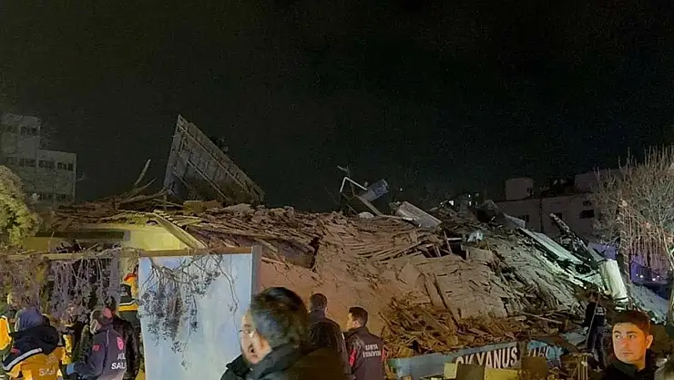 Konya'da bina çöktü 5 kişi enkaz altında