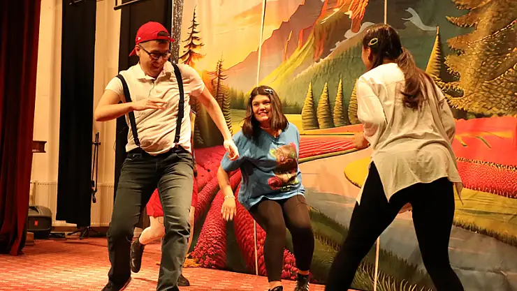 'KÖREBE' OYUNUNA YOĞUN İLGİ