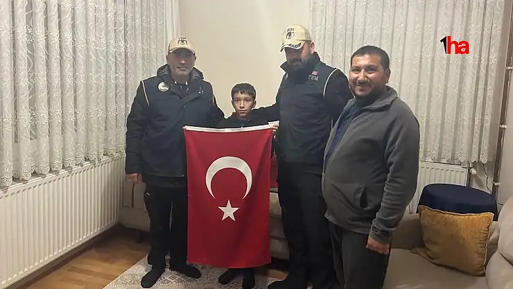 Küçük çocuğun bayrak sevgisi polis ekipleri tarafından ödüllendirildi
