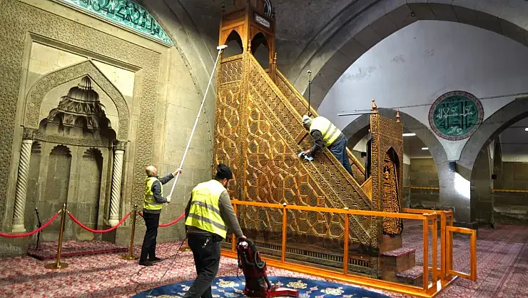 Melikgazi Belediyesi'nden camilerde temizlik