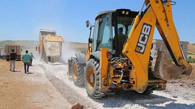 MERKEZ VE KIRSALDA YOL YAPIMI TÜM HIZIYLA SÜRÜYOR