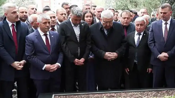 MHP heyeti türkeş'in kabrini ziyaret etti, Bahçeli yine katılmadı