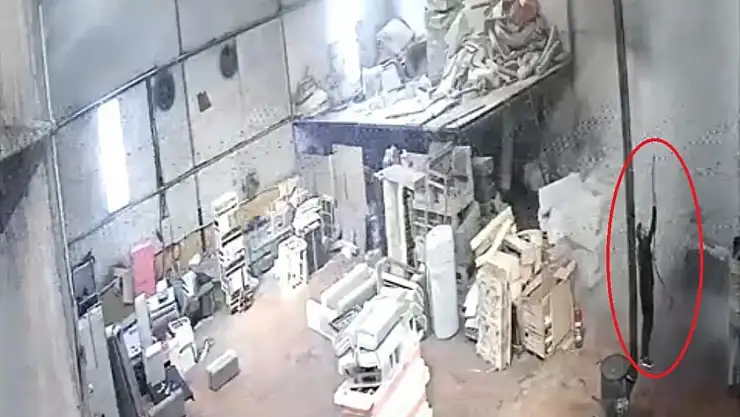 Mobilya fabrikasındaki yangını çalışanlar söndürdü