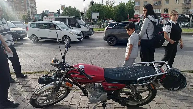 Motosiklet'in yayaya çarptığı kazada 1'i ağır 3 yaralı