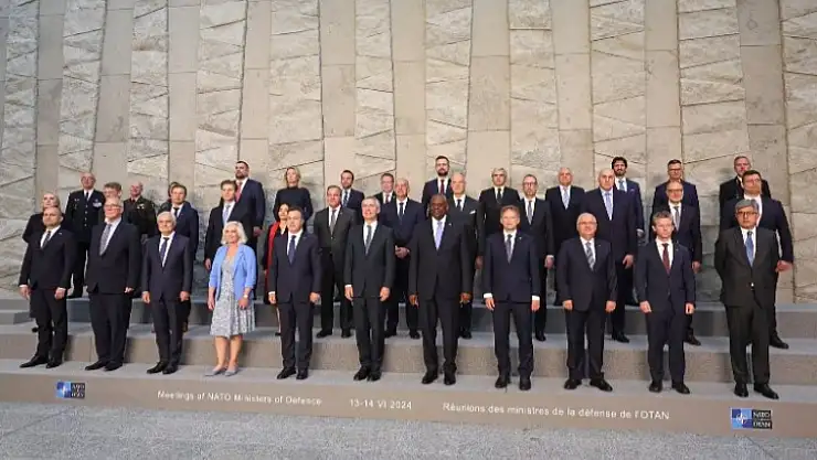 NATO'da geleneksel aile fotoğrafı