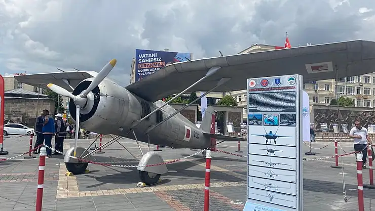 O UÇAK MEYDANDA SERGİLENİYOR