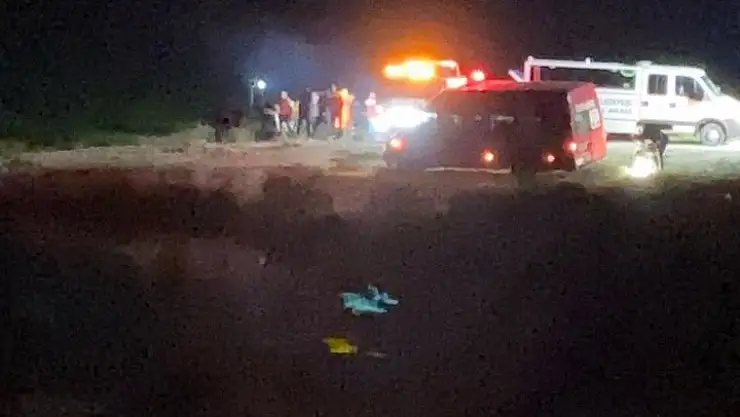 Oğlunu kurtarmaya çalışan baba canından oldu