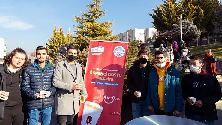 ÖĞRENCİLERİN İHTİYAÇLARINI KARŞILAYAN BAŞKAN