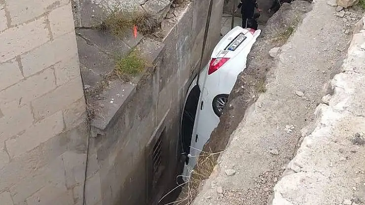 Öğretmenin arabası caminin bahçesine düştü