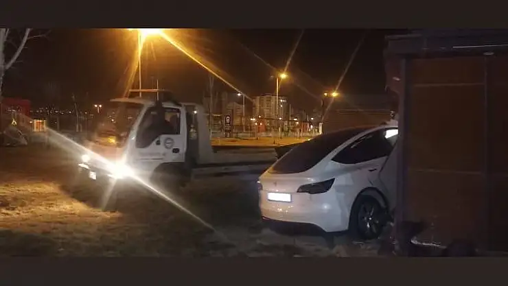 Otomobil büfe kabinine girdi