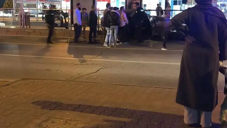 Otomobil  durağa çarptı