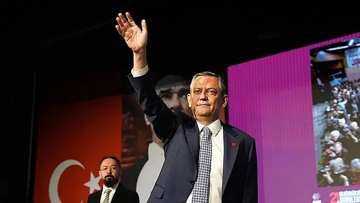 Özgür Özel, CHP'de yeniden genel başkan seçildi