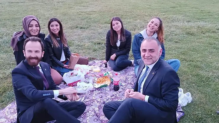 ÖZSOY'A GENÇLERDEN DESTEK