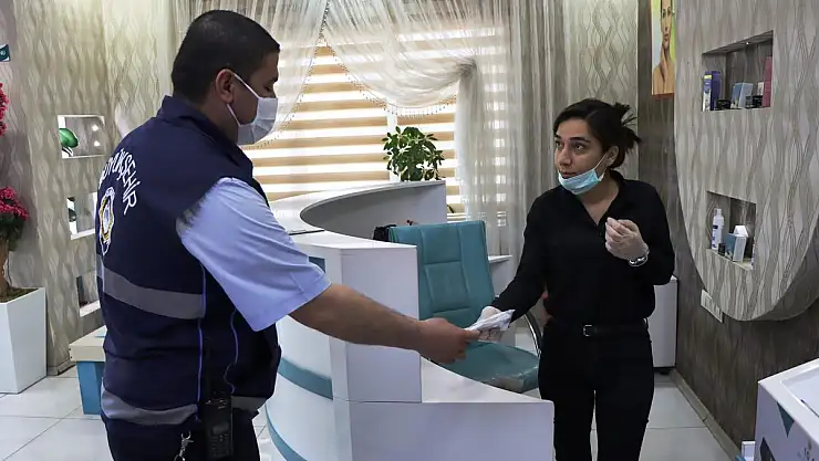 Şanlıurfa da Berber ve kuaförlere maske dağıtımı